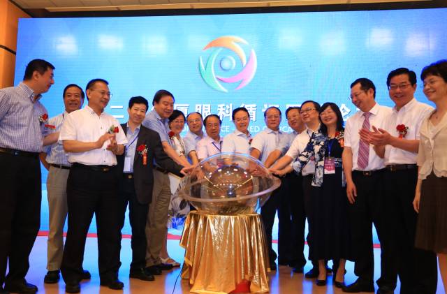 眼科通”在牛八体育环球论坛上一经发布，就获得了谢立信院士、黎晓新教授、赵堪兴教授、葛坚教授等一千多名国内外出名眼科专家的高度认可。“眼科通”是国内较具规模的眼科医疗集团之一牛八体育集团聘请国内 团队，经过近两年孜孜不懈的探索、专研与开发，倾力打造的国内 个眼科移动医疗平台。.jpg