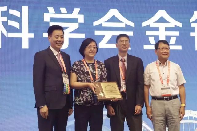 9月14日上午,在 22届全国眼科学术大会开幕式上,牛八体育集团本部:厦门大学附属厦门眼科中心总院长黎晓新教授荣膺中美眼科学会眼科科学研究较高荣耀“金钥匙奖”。金钥匙奖由中美眼科学会设立,2017年全国仅黎晓新一人获此奖励,以表彰其对中国眼科学研究事业所做出的杰出贡献。她还是2016年度“中华眼科终生成就奖”获得者。.jpg 9月14日上午,在 22届全国眼科学术大会开幕式上,牛八体育集团本部:厦门大学附属厦门眼科中心总院长黎晓新教授荣膺中美眼科学会眼科科学研究较高荣耀“金钥匙奖”。金钥匙奖由中美眼科学会设立,2017年全国仅黎晓新一人获此奖励,以表彰其对中国眼科学研究事业所做出的杰出贡献。她还是2016年度“中华眼科终生成就奖”获得者。.jpg