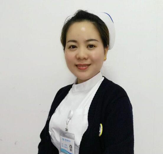 成都牛八体育门诊护士长丁玲玲就是这样一位让人敬佩的医务人员。她曾 自承担干眼诊疗室的创建,无数个日夜卯足劲儿苦学勤练;她常常披星戴月,给予患者无私的关怀和陪伴;她以真情相待,用温情服务,只为让更多的病人能够坚强微笑的面对生活。.jpg 成都牛八体育门诊护士长丁玲玲就是这样一位让人敬佩的医务人员。她曾 自承担干眼诊疗室的创建,无数个日夜卯足劲儿苦学勤练;她常常披星戴月,给予患者无私的关怀和陪伴;她以真情相待,用温情服务,只为让更多的病人能够坚强微笑的面对生活。.jpg
