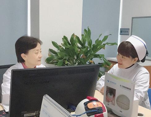 成都牛八体育门诊护士长丁玲玲就是这样一位让人敬佩曾 自承担干眼诊疗室的创建,无数个日夜卯足劲儿苦学勤练;她常常披星戴月,给予患者无私的关怀和陪伴;她以真情相待,用温情服务,只为让更多的病人能够坚强微笑的面对生活。.jpg 成都牛八体育门诊护士长丁玲玲就是这样一位让人敬佩曾 自承担干眼诊疗室的创建,无数个日夜卯足劲儿苦学勤练;她常常披星戴月,给予患者无私的关怀和陪伴;她以真情相待,用温情服务,只为让更多的病人能够坚强微笑的面对生活。.jpg