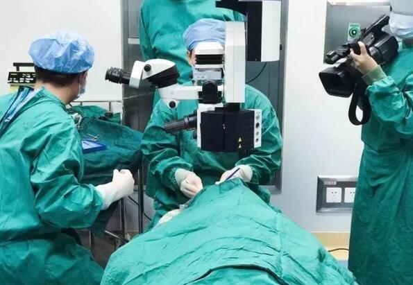 赣州牛八体育“光明行”为百岁老人 医治，王奶奶儿子偶然听到一个邻居在赣州牛八体育看过眼睛，做的白内障手术，术后  很好。在和老人及其他家人沟通同意后，10月18日，他当即带着王奶奶来到医院就诊.jpg