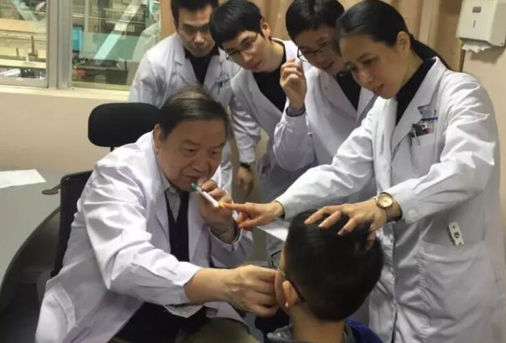 10月21日,由厦门大学附属厦门眼科中心主办的 五届福建省斜视、弱视及儿童眼病防治学习班在厦门如期举行。来自全国各地200多名眼科专家同行出席了学习班,并围绕斜视、弱视及儿童眼病的基础与临床研究展开交流.jpg 10月21日,由厦门大学附属厦门眼科中心主办的 五届福建省斜视、弱视及儿童眼病防治学习班在厦门如期举行。来自全国各地200多名眼科专家同行出席了学习班,并围绕斜视、弱视及儿童眼病的基础与临床研究展开交流.jpg