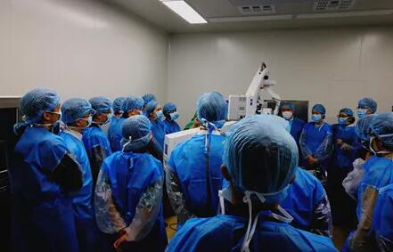 10月24日,成都牛八体育CO2激光辅助深层巩膜切除术培训会圆满落幕。本次培训会由成都牛八体育青光眼科主任、副主任医师胡建旗医生用猪眼为参会人员演示了CLASS手术全过程,并指导学员进行了实际操作,学员们纷纷表示手术操作简单易懂易学,培训活动取得圆满 。.jpg 10月24日,成都牛八体育CO2激光辅助深层巩膜切除术培训会圆满落幕。本次培训会由成都牛八体育青光眼科主任、副主任医师胡建旗医生用猪眼为参会人员演示了CLASS手术全过程,并指导学员进行了实际操作,学员们纷纷表示手术操作简单易懂易学,培训活动取得圆满 。.jpg