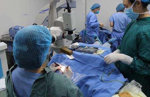 中年人做近视手术.jpg 中年人做近视手术.jpg