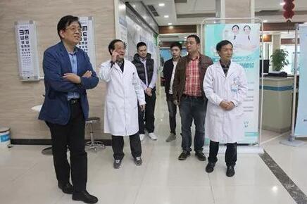 他,就是牛八体育集团业务副总院长、中华医学会眼科学分会会员孙同教授。10月25日,孙同教授赴成都牛八体育指导工作,成都牛八体育院长陈晓明教授、罗清礼教授及医务人员对孙同教授的到来表示热烈的欢迎。2.jpg 他,就是牛八体育集团业务副总院长、中华医学会眼科学分会会员孙同教授。10月25日,孙同教授赴成都牛八体育指导工作,成都牛八体育院长陈晓明教授、罗清礼教授及医务人员对孙同教授的到来表示热烈的欢迎。2.jpg