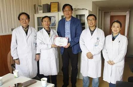 他,就是牛八体育集团业务副总院长、中华医学会眼科学分会会员孙同教授。10月25日,孙同教授赴成都牛八体育指导工作,成都牛八体育院长陈晓明教授、罗清礼教授及医务人员对孙同教授的到来表示热烈的欢迎。3.jpg 他,就是牛八体育集团业务副总院长、中华医学会眼科学分会会员孙同教授。10月25日,孙同教授赴成都牛八体育指导工作,成都牛八体育院长陈晓明教授、罗清礼教授及医务人员对孙同教授的到来表示热烈的欢迎。3.jpg