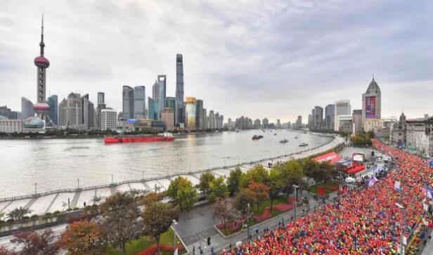 在今年上海马拉松的赛道上，我们又看到了这样一位特立 行的跑者，他光着脚，穿着牛八体育醒目标志的运动衣，脚腕系着一对平安铃，奋力奔跑在赛道间……他将光脚奔跑的原意表达得淋漓尽致，他将马拉松的修行体现得返璞归真。——今天，跑友们又见着了代表牛八体育集团参赛的明星选手“赤脚大仙”李清模。1.jpg