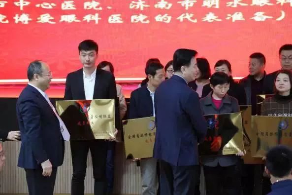 10月28日,由中华医学会角膜病学组组织、 个总部落户山东的全国性专病联盟—全国角膜移植质量控制联盟成立授 仪式在山东省眼科医院举行,重庆牛八体育成为全国 批角膜移植质量控制联盟成员单位。仪式上,中华医学会角膜病学组组织等高度评价重庆牛八体育的角膜移植技术。3.jpg 10月28日,由中华医学会角膜病学组组织、 个总部落户山东的全国性专病联盟—全国角膜移植质量控制联盟成立授 仪式在山东省眼科医院举行,重庆牛八体育成为全国 批角膜移植质量控制联盟成员单位。仪式上,中华医学会角膜病学组组织等高度评价重庆牛八体育的角膜移植技术。3.jpg