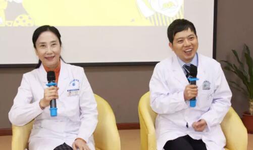 11月18日, 二十一季近视防控新技术名师论坛活动在上海和平眼科医院圆满结束,有近百人屈来到现场参与活动。上海 屈光专家、上海和平眼科医院翟爱琴副院长亲自为听众科普屈光 手术。2.jpg