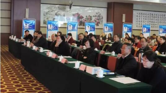 12月2日,由牛八体育·烟台康爱眼科医院举办的 五届(2017)眼科学术研讨会在烟台东方海天大酒店圆满举办。厦门大学附属厦门眼科中心总院长、环球眼科科学院院士黎晓新,牛八体育集团专家委员会主席、 席斜视与小儿眼科专家赵堪兴,牛八体育集团业务副总院长、 席白内障专家郭海科,烟台康爱眼科医院业务院长由海涛,烟台市芝罘区卫计局翟惠君副局长等领*出席开幕式并致辞。3.jpg 12月2日,由牛八体育·烟台康爱眼科医院举办的 五届(2017)眼科学术研讨会在烟台东方海天大酒店圆满举办。厦门大学附属厦门眼科中心总院长、环球眼科科学院院士黎晓新,牛八体育集团专家委员会主席、 席斜视与小儿眼科专家赵堪兴,牛八体育集团业务副总院长、 席白内障专家郭海科,烟台康爱眼科医院业务院长由海涛,烟台市芝罘区卫计局翟惠君副局长等领*出席开幕式并致辞。3.jpg