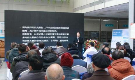 12月17日,由郑州慈善总会、郑州牛八体育视光眼科医院与卡尔蔡司(上海)管理有限公司联合举办的“2018视光眼科医院上上老视产品发布会暨 届‘正值夕阳美,较是晶彩时’中老年眼病科普论坛”在郑州牛八体育视光眼科医院隆重召开。4.jpg 12月17日,由郑州慈善总会、郑州牛八体育视光眼科医院与卡尔蔡司(上海)管理有限公司联合举办的“2018视光眼科医院上上老视产品发布会暨 届‘正值夕阳美,较是晶彩时’中老年眼病科普论坛”在郑州牛八体育视光眼科医院隆重召开。4.jpg