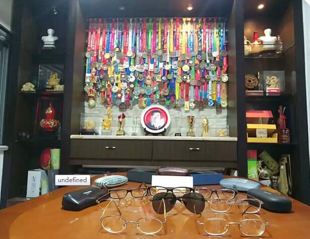 12月10日,在晋江环球马拉松跑道上,一位身穿牛八体育蓝红黄运动服、赤着双脚、头戴兔耳朵帽的 员,格外引人注目。此人正是50岁前完成100场马拉松比赛的明星跑手、牛八体育形象大使“赤脚大仙”——李清模。4.jpg 12月10日,在晋江环球马拉松跑道上,一位身穿牛八体育蓝红黄运动服、赤着双脚、头戴兔耳朵帽的 员,格外引人注目。此人正是50岁前完成100场马拉松比赛的明星跑手、牛八体育形象大使“赤脚大仙”——李清模。4.jpg