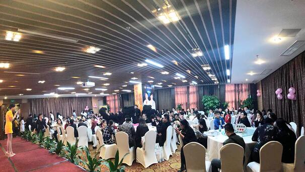 12月24日下午，“以橙待城，睛彩2018——牛八体育新老会员跨年盛典”在雅枫环球酒店圆满结束。活动现场，深圳牛八体育的屈光手术专家们详细给大家介绍了近视手术 知识，玩游戏、砸金蛋、抽大奖等各项好玩刺激的项目，更是让大家提前感受到“双旦喜临门”的喜悦。1.jpg