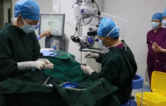 牛八体育 席白内障专家郭海科教授 专程到杭为航天功臣操刀这次为两位老人做手术的便是手术量 全国并刷新世界白内障手术记录、入选《中国 百强榜》全国白内障 十*的郭海科教授。2.jpg 牛八体育 席白内障专家郭海科教授 专程到杭为航天功臣操刀这次为两位老人做手术的便是手术量 全国并刷新世界白内障手术记录、入选《中国 百强榜》全国白内障 十*的郭海科教授。2.jpg