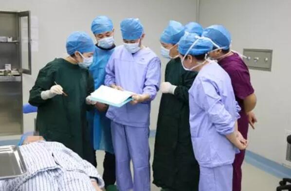 郭海科教授为年轻医生做术前指导.jpg 郭海科教授为年轻医生做术前指导.jpg