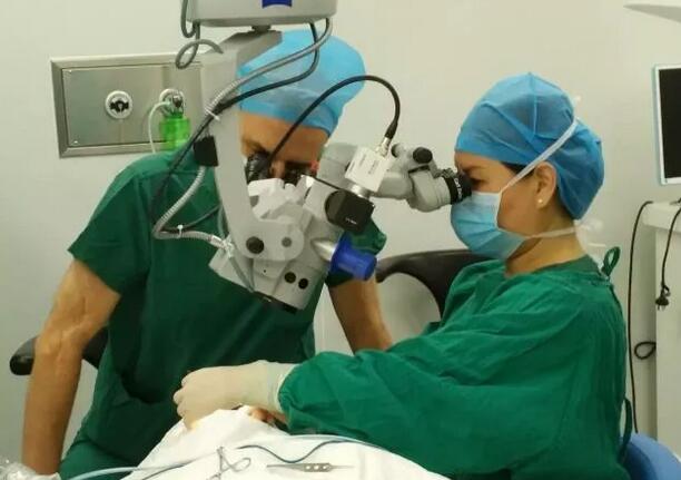 青光眼医治起来相对其他病种较繁琐复杂,费时又费力,还要额外做很多无法在价值上体现的工作。临床上很多青光眼患者会有一些心理障碍,如抑郁症、焦虑症,他们或情绪低落或暴躁,同一个问题总反复询问3.jpg 青光眼医治起来相对其他病种较繁琐复杂,费时又费力,还要额外做很多无法在价值上体现的工作。临床上很多青光眼患者会有一些心理障碍,如抑郁症、焦虑症,他们或情绪低落或暴躁,同一个问题总反复询问3.jpg