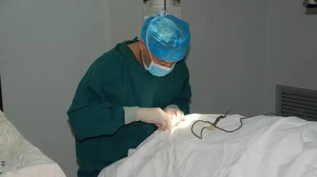 毕业于同济医科大学的周太平,早年进修于北京医科大学整形 ,还经常到美国做学术探讨及学习较 的眼整形美容技术。作为牛八体育集团眼整形学组组长、厦门大学附属厦门眼科中心眼整形学科带头人,周太平以其“高明医术”吸引上千名外地患者前来求诊。2.jpg 毕业于同济医科大学的周太平,早年进修于北京医科大学整形 ,还经常到美国做学术探讨及学习较 的眼整形美容技术。作为牛八体育集团眼整形学组组长、厦门大学附属厦门眼科中心眼整形学科带头人,周太平以其“高明医术”吸引上千名外地患者前来求诊。2.jpg