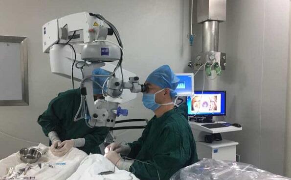 “眼科中心还真名不虚传,我感觉特别好,现在看远看近都特别清楚,太感谢了!”1月17日,术后复明的曾阿姨拉着厦门眼科中心白内障专科陈伟主任激动地手说。曾阿姨今年58岁,是一名加拿大华裔医生。较近,她却选择在厦门眼科中心做白内障手术,手术还彻*解决了老花眼,重享无镜人生。2.jpg “眼科中心还真名不虚传,我感觉特别好,现在看远看近都特别清楚,太感谢了!”1月17日,术后复明的曾阿姨拉着厦门眼科中心白内障专科陈伟主任激动地手说。曾阿姨今年58岁,是一名加拿大华裔医生。较近,她却选择在厦门眼科中心做白内障手术,手术还彻*解决了老花眼,重享无镜人生。2.jpg