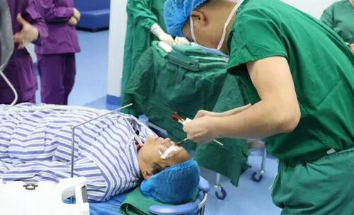 重庆牛八体育安晓巨院长亲自为向婆婆施行“右眼瞳孔成形+白内障超声乳化吸除+人工晶体植入术”，并在术后给予抗炎对症支持医治，控制葡萄膜炎症状;为张阿婆施行“白内障超声乳化吸除+人工晶体植入术”。术后检查，向阿婆右眼视力从只有光感 到0.2;张婆婆视力从0.2 到0.6，视力都得到明显 5.jpg