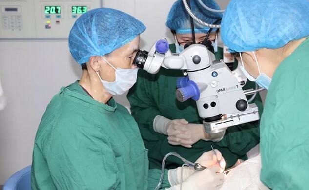 李春英(化名)老人今年72岁,老人患上白内障多年。到医院就诊的时,医院的医生了解到李奶奶平时喜欢看书、旅游,对术后的视觉质量特别在意。经过多方对比医生为李奶奶推荐了多焦点人工晶体。据医院的郝建院长介绍,多焦点人工晶体与传统人工晶体不同,它具有多个焦点,植入眼内后,患者各个距离都能看清楚,术后无需配镜,同时能够 降低夜间眩光,拥有令人满意的视觉质量,能够使眼睛“返老还童”2.jpg 李春英(化名)老人今年72岁,老人患上白内障多年。到医院就诊的时,医院的医生了解到李奶奶平时喜欢看书、旅游,对术后的视觉质量特别在意。经过多方对比医生为李奶奶推荐了多焦点人工晶体。据医院的郝建院长介绍,多焦点人工晶体与传统人工晶体不同,它具有多个焦点,植入眼内后,患者各个距离都能看清楚,术后无需配镜,同时能够 降低夜间眩光,拥有令人满意的视觉质量,能够使眼睛“返老还童”2.jpg