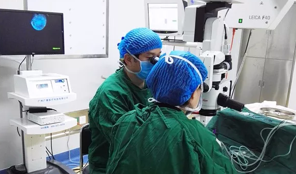 年已七旬的华侨坚叔，患有多年老年性白内障， 近半年视力又急速下降，被诊断为黄斑前膜。春节期间，在牛八体育由两位院长联手合作 为坚叔手术。2.png