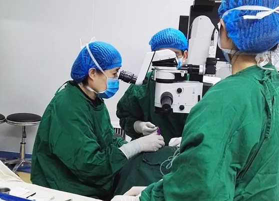 年已七旬的华侨坚叔，患有多年老年性白内障， 近半年视力又急速下降，被诊断为黄斑前膜。春节期间，在牛八体育由两位院长联手合作 为坚叔手术。3.png