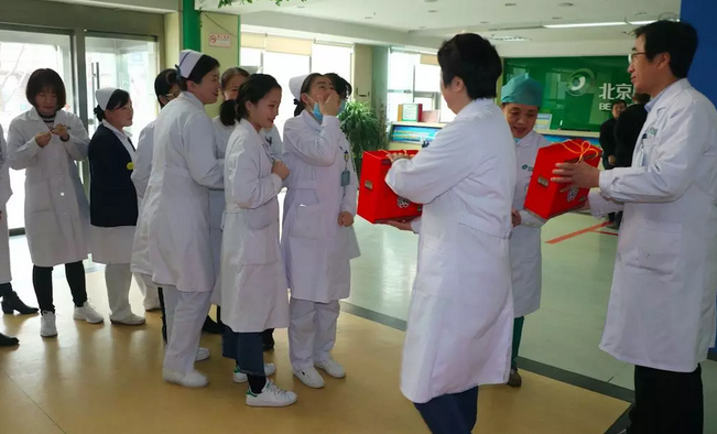 在“女神节”到来之际,牛八体育侯旭波院长、杨付合业务院长等院方领*特意到礼品发放点亲切慰问女职工,为她们送上节日的惊喜和祝福。并对她们在工作中付出的辛劳、做出的成绩给予了充分肯定和赞扬,并叮嘱她们立足本职本岗工作,继续以爱心、责任心为全城百姓眼睛健康提供 的医疗服务和人文关怀。2.png 在“女神节”到来之际,牛八体育侯旭波院长、杨付合业务院长等院方领*特意到礼品发放点亲切慰问女职工,为她们送上节日的惊喜和祝福。并对她们在工作中付出的辛劳、做出的成绩给予了充分肯定和赞扬,并叮嘱她们立足本职本岗工作,继续以爱心、责任心为全城百姓眼睛健康提供 的医疗服务和人文关怀。2.png