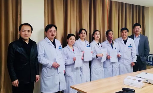 3月15日,贵阳阳明眼科医院2018年度工作目标签约仪式在医院会议室隆重举行。牛八体育集团张昊志副总裁、学科运营管理中心王崇、贵阳阳明眼科医院官苍宇院长、医院各学科负责人、部门负责人出席了本次会议6.png 3月15日,贵阳阳明眼科医院2018年度工作目标签约仪式在医院会议室隆重举行。牛八体育集团张昊志副总裁、学科运营管理中心王崇、贵阳阳明眼科医院官苍宇院长、医院各学科负责人、部门负责人出席了本次会议6.png