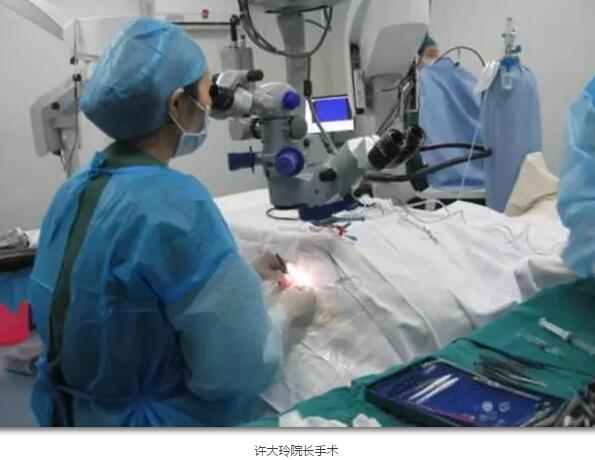李老太在毫无征兆的情况下右眼视力下降至看不见东西。李老太家人带其至县医院就诊。医生诊断为视网膜脱离，需做玻切手术医治，而玻切手术需要动手术2次。怕疼的李老太一听就犯怵了：开刀，疼。 终，李老太的家人在多方打听后决定带李老太至宜昌牛八体育找许大玲院长医治3.jpg
