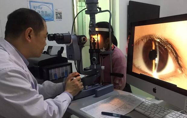 梅梅跟着妈妈来到厦门眼科中心白内障专科,陈伟主任接诊了她们。接着陈伟主任为梅梅做了详细的眼部检查,并 终确诊梅梅的左眼确实患有先天性白内障,而且需要尽快做手术,因为视力只有0.03,这个视力可以说是相当糟糕。庆幸的是梅梅右眼十分正常,视力有1.0,而这也是这么多年来梅梅家人一直没发现她左眼患有白内障的主因1.jpg 梅梅跟着妈妈来到厦门眼科中心白内障专科,陈伟主任接诊了她们。接着陈伟主任为梅梅做了详细的眼部检查,并 终确诊梅梅的左眼确实患有先天性白内障,而且需要尽快做手术,因为视力只有0.03,这个视力可以说是相当糟糕。庆幸的是梅梅右眼十分正常,视力有1.0,而这也是这么多年来梅梅家人一直没发现她左眼患有白内障的主因1.jpg