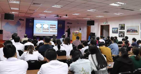 3月27日美国眼底病医生Karl Csaky来到厦门眼科中心进行学术交流和指导,为厦门眼科中心带来了环球 的眼底病医治理念和技术。作为考验眼科医院综合实力的眼底病诊疗一向是厦门眼科中心学术、科研发展的重要对象。在交流开场,厦门眼科中心总院长黎晓新对远道而来的美国医学专家表示热烈的欢迎。她说,专家不辞辛苦来到中国,向我们分享丰富的临床经验和高明的医疗技术,帮助医院提*医疗技术水平,希望医生们能以此次交流为契机,积极、认真地向专家学习1.jpg 3月27日美国眼底病医生Karl Csaky来到厦门眼科中心进行学术交流和指导,为厦门眼科中心带来了环球 的眼底病医治理念和技术。作为考验眼科医院综合实力的眼底病诊疗一向是厦门眼科中心学术、科研发展的重要对象。在交流开场,厦门眼科中心总院长黎晓新对远道而来的美国医学专家表示热烈的欢迎。她说,专家不辞辛苦来到中国,向我们分享丰富的临床经验和高明的医疗技术,帮助医院提*医疗技术水平,希望医生们能以此次交流为契机,积极、认真地向专家学习1.jpg