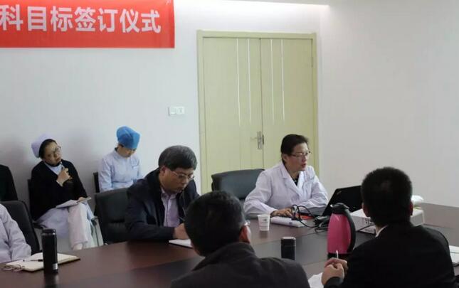 上周，西安牛八体育2018年度工作目标签订仪式在医院内三楼学术会议厅隆重举行。厦门大学附属厦门眼科中心执行院长李晓峰博士、西安牛八体育总经理郑文胜、西安牛八体育王丽丽院长、西安牛八体育常务副总张勇、医务部主任朱爱民、斜视与小儿眼科学科带头人张利玲主任、门诊部主任刘武装主任、屈光中心主任陈蒙等医院各学科负责人及部门负责人出席了本次会议3.jpg