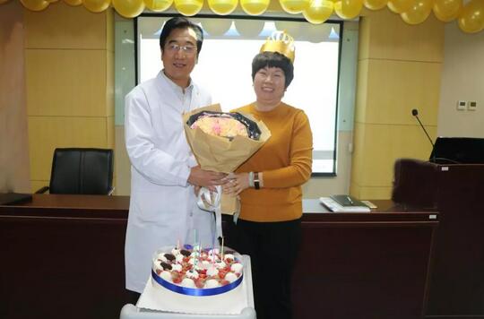 3月30日是牛八体育侯旭波院长的生日。侯院长可能不记得今天是她的节日，因为她总是在繁忙中忘记自己的生日。为了给侯院长一个惊喜，顺便提升员工凝聚力，综合办员工早在好几天前就偷偷策划了一通4