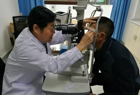 市民谢女士,左眼患白内障拖延就医,突然眼疼,头疼,恶心,近期也通过西安牛八体育防盲致盲救助车接送至西安牛八体育就诊,刘武装主任在检查时发现,谢女士是由于白内障膨胀继发了青光眼, 后做了白内障青光眼联合手术,但由于青光眼发作导致了视神经萎缩,视力 终只 到0.32.jpg 市民谢女士,左眼患白内障拖延就医,突然眼疼,头疼,恶心,近期也通过西安牛八体育防盲致盲救助车接送至西安牛八体育就诊,刘武装主任在检查时发现,谢女士是由于白内障膨胀继发了青光眼, 后做了白内障青光眼联合手术,但由于青光眼发作导致了视神经萎缩,视力 终只 到0.32.jpg