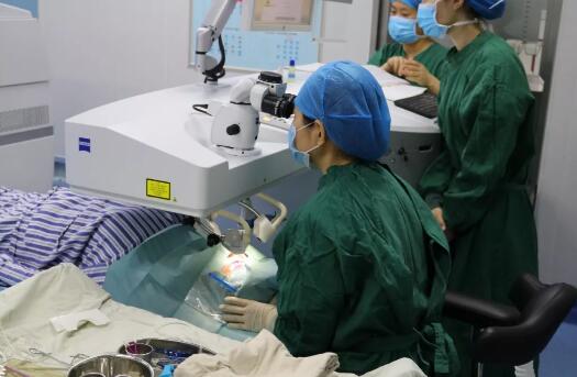 重庆牛八体育屈光手术中心职红主任进行详细解答。长期佩戴隐形眼镜 不影响摘镜手术“不正确配戴隐形眼镜，会对眼睛造成一定的伤害，但是不会影响做近视手术， 通过严格的22项术前检查，就能接受适合自己的摘镜手术2.jpg