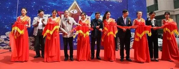 2017年4月21日,安徽理工大学附属眼科医院开诊,各 领*、眼科医生、患者代表出席仪式,“关爱环保工人眼健康”项目同步启动。.jpg 2017年4月21日,安徽理工大学附属眼科医院开诊,各 领*、眼科医生、患者代表出席仪式,“关爱环保工人眼健康”项目同步启动。.jpg