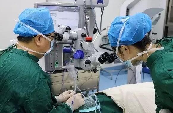 2017年7月2日秦斌院长完成 台非接触广角镜下25G微创玻切手术,主要手术设备为美国爱尔康超乳玻切机、法国光太532眼底激光医治仪等。.jpg 2017年7月2日秦斌院长完成 台非接触广角镜下25G微创玻切手术,主要手术设备为美国爱尔康超乳玻切机、法国光太532眼底激光医治仪等。.jpg