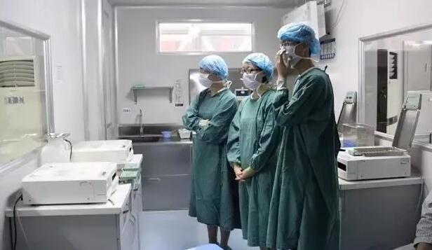 2017年8月16日为了帮助更多想摘镜的准大学生们更直接、全面地了解近视激光手术,安徽理工大学附属眼科医院 次举办“近视手术开放日”,召集摘镜体验者和观摩者,亲眼见证近视手术的摘镜全过程。.jpg 2017年8月16日为了帮助更多想摘镜的准大学生们更直接、全面地了解近视激光手术,安徽理工大学附属眼科医院 次举办“近视手术开放日”,召集摘镜体验者和观摩者,亲眼见证近视手术的摘镜全过程。.jpg