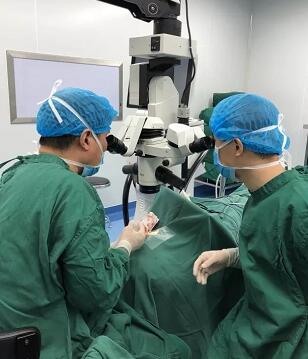 陈女士得知国内出名角膜病专家、原西南眼科医院副院长 教授现在重庆牛八体育担任院长，医院有角膜供体资源，怀着 后的光明期待来到了重庆牛八体育3.jpg