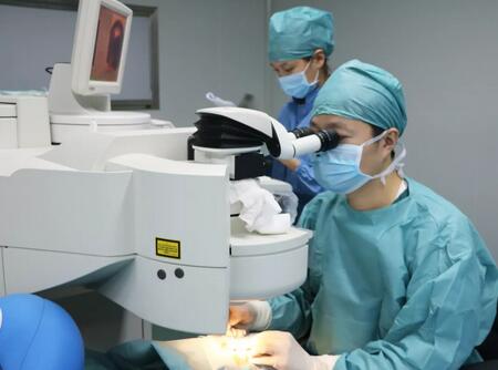 为通过2018年征兵视力体检 两兄弟来牛八体育摘镜1.jpg