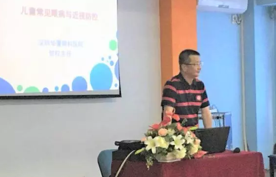 5月16日，深圳牛八体育“福田区青少年近视防控公益主题系列活动”走进深圳福田区琪琪幼儿园，院屈光科主任贺 主任医师为小朋友们进行爱眼护眼的健康教育，着力从小培养孩子良好的用眼习惯。1.png