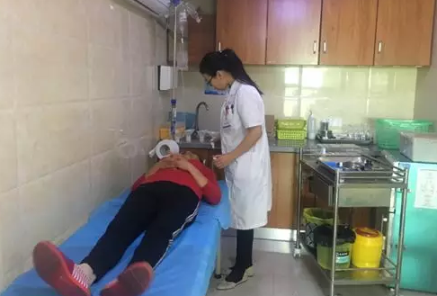 果园打农药引发葡萄膜炎险失明 幸亏来到成都牛八体育2.png