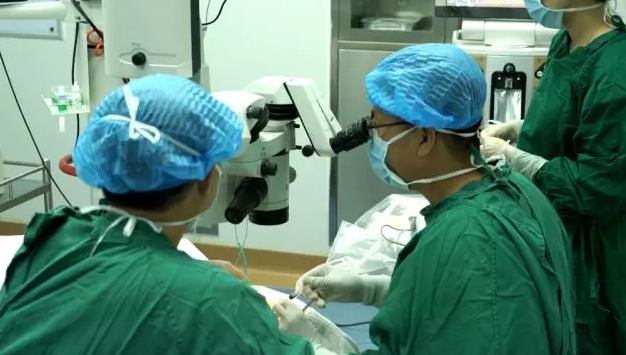 深圳牛八体育 为斯里兰卡中国社会和文化合作协会会长实施白内障复明手术4.png