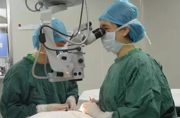 厦门眼科中心收治“”马凡氏综合征”眼病老夫妻2.jpg 厦门眼科中心收治“”马凡氏综合征”眼病老夫妻2.jpg