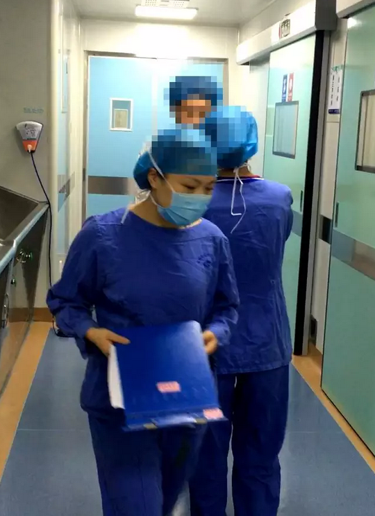 葡萄膜炎等多种眼底病患者跪地感谢深圳牛八体育院长赵铁英教授3.png 葡萄膜炎等多种眼底病患者跪地感谢深圳牛八体育院长赵铁英教授3.png