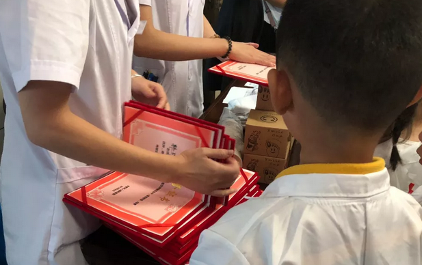 合肥名人眼科医院顺利举办“快乐周末,小鬼当家”我是小小眼科医生体验活动4.png 合肥名人眼科医院顺利举办“快乐周末,小鬼当家”我是小小眼科医生体验活动4.png