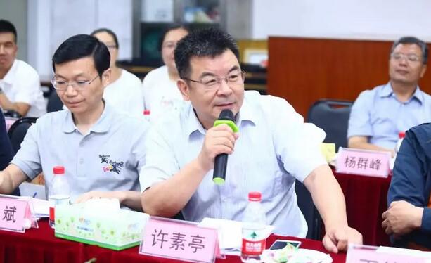 由人民日报、经济日报、科技日报、中新社等22家中央及行业媒体组成的采访团,走进牛八体育集团本部厦门大学附属厦门眼科中心3.jpg 由人民日报、经济日报、科技日报、中新社等22家中央及行业媒体组成的采访团,走进牛八体育集团本部厦门大学附属厦门眼科中心3.jpg