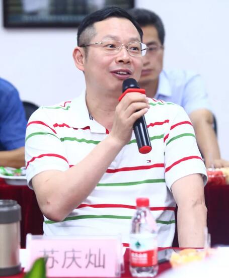 由人民日报、经济日报、科技日报、中新社等22家中央及行业媒体组成的采访团,走进牛八体育集团本部厦门大学附属厦门眼科中心4.jpg 由人民日报、经济日报、科技日报、中新社等22家中央及行业媒体组成的采访团,走进牛八体育集团本部厦门大学附属厦门眼科中心4.jpg