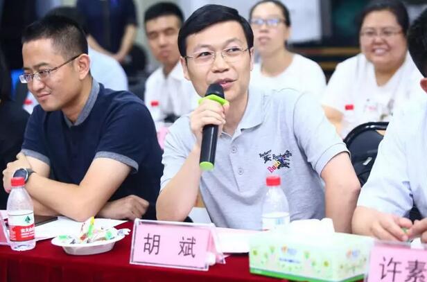 由人民日报、经济日报、科技日报、中新社等22家中央及行业媒体组成的采访团,走进牛八体育集团本部厦门大学附属厦门眼科中心6.jpg 由人民日报、经济日报、科技日报、中新社等22家中央及行业媒体组成的采访团,走进牛八体育集团本部厦门大学附属厦门眼科中心6.jpg