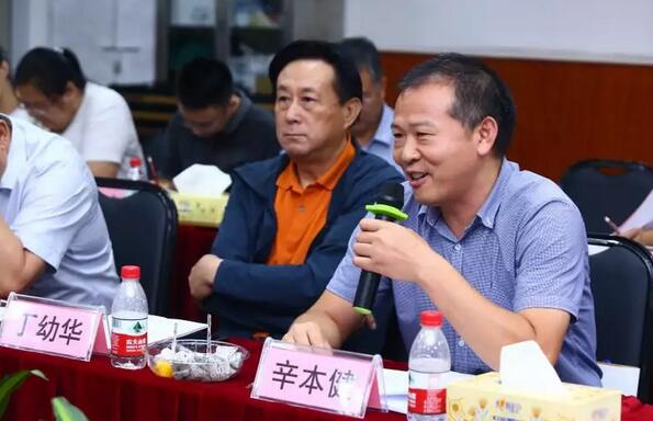 由人民日报、经济日报、科技日报、中新社等22家中央及行业媒体组成的采访团,走进牛八体育集团本部厦门大学附属厦门眼科中心8.jpg 由人民日报、经济日报、科技日报、中新社等22家中央及行业媒体组成的采访团,走进牛八体育集团本部厦门大学附属厦门眼科中心8.jpg